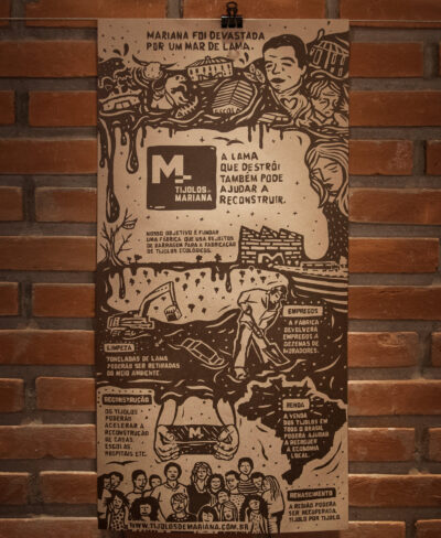 Panfleto que acompanha os tijolos de Mariana contam a história do projeto e da tragédia.