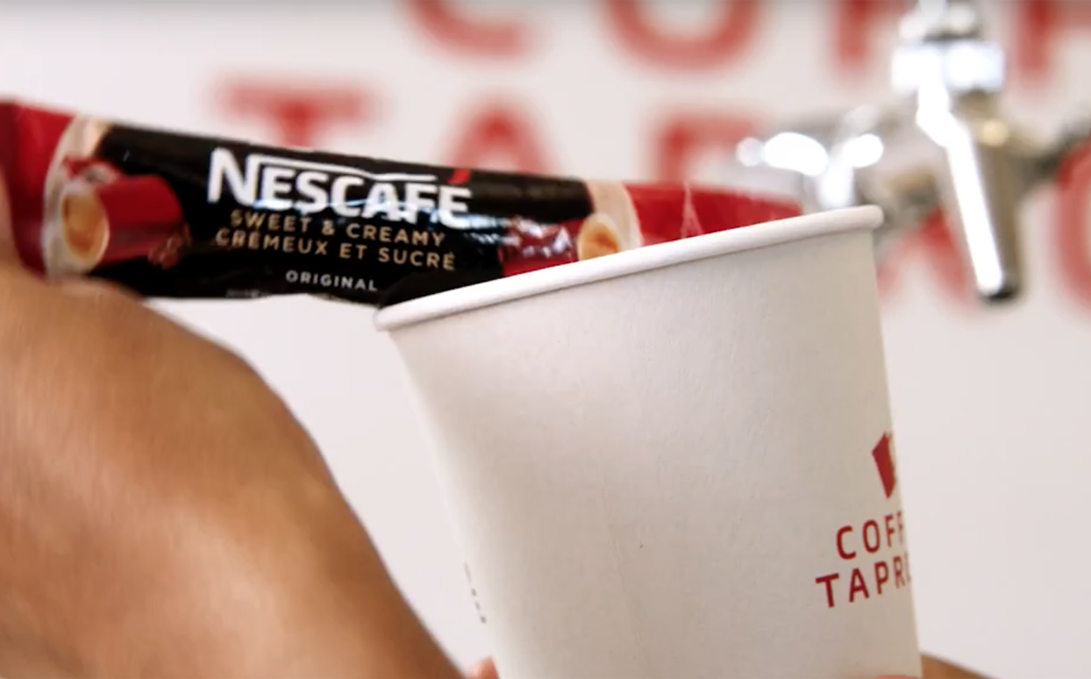 At the Nescafé cafeteria everyone prepares its own coffee. And it works!