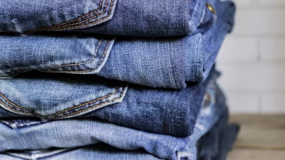 O upcycling de jeans é uma forma de tornar o mercado menos impactante ao meio ambiente